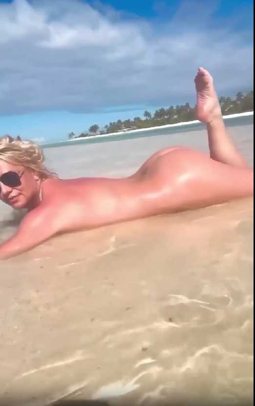 Бритни Спирс выложила видео с курорта, где позирует в море без купальника